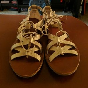 Strap sandals